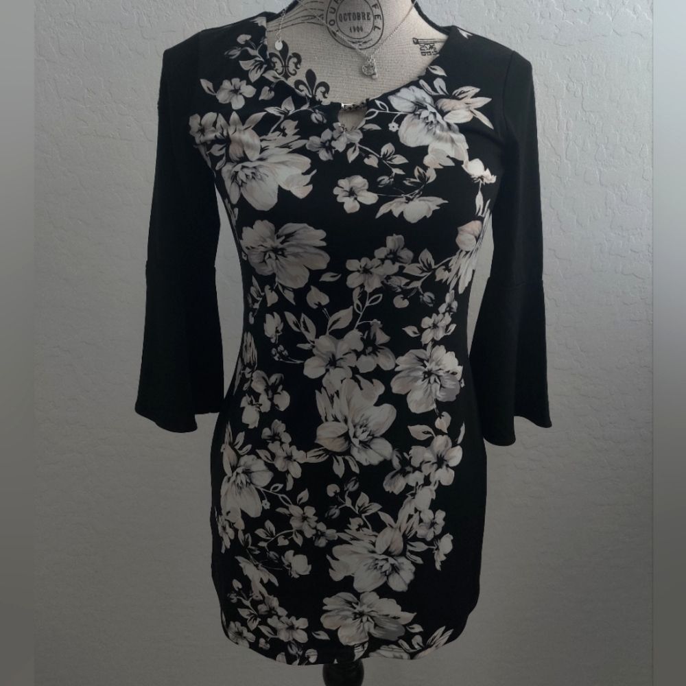 🆕 WHBM Black & White moody Florals Boho Bohemian Bell Sleeve Flare Tunic_XXS